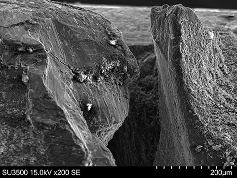 Kunstwerk aus dem Rasterelektronenmikroskop. Wandbild Bergspalte von REM-Art.